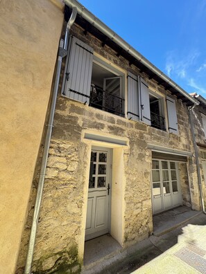 تفاصيل الفندق من الخارج