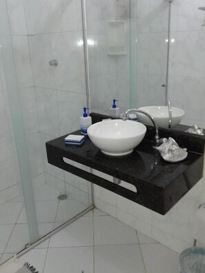 Shower, towels - Pousada Recanto do Amanhecer (Ipojuca)