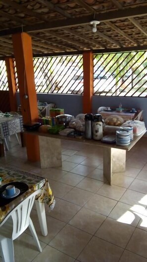 Café da manhã com buffet grátis todos os dias
