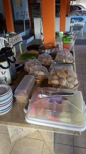 Café da manhã com buffet grátis todos os dias