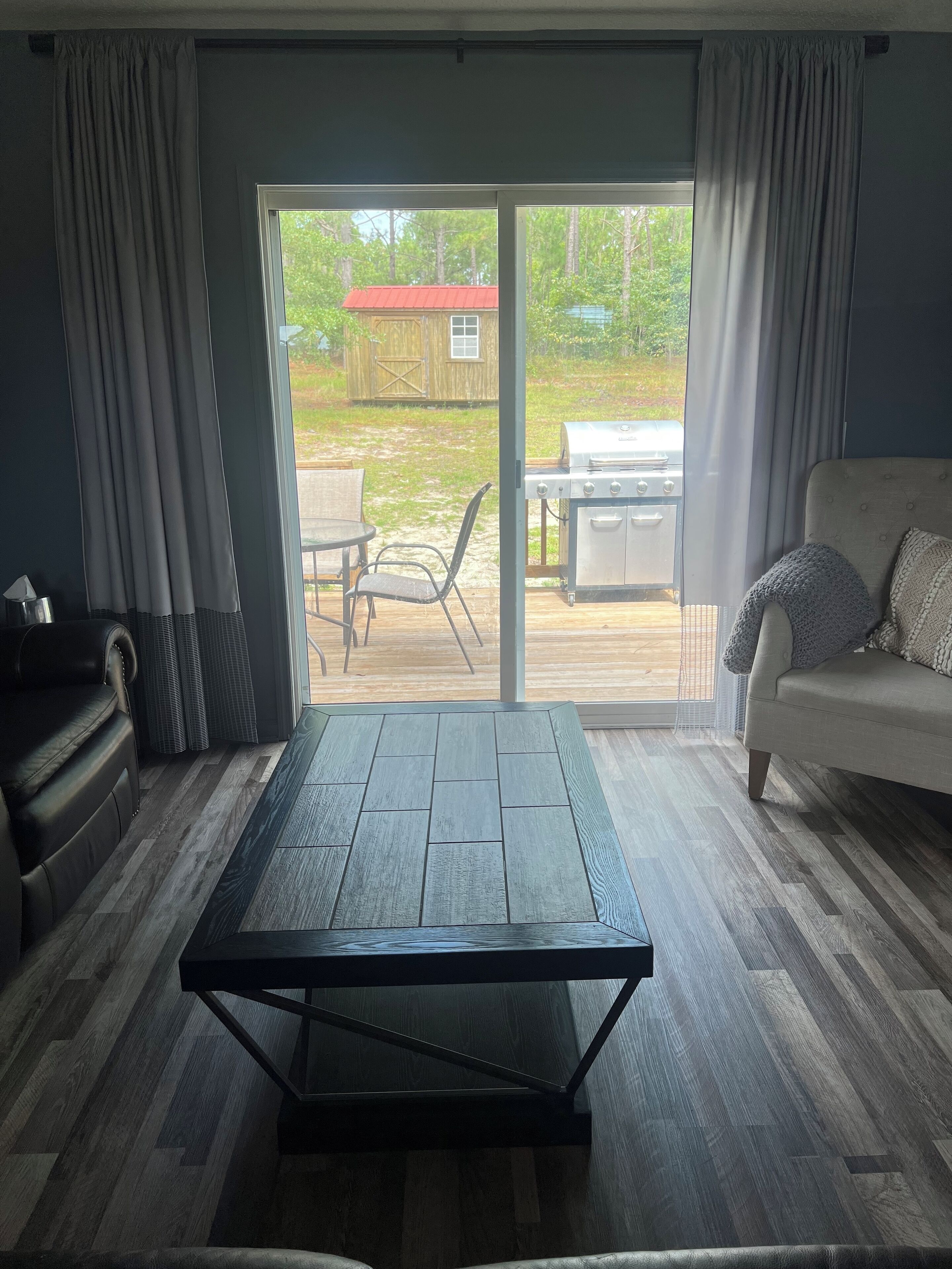 Älytelevisio, takka, kirjoja