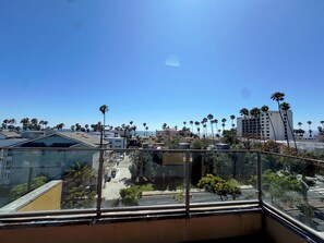 Property grounds - 3-bedroom condo in wonderful Santa Monica with AC (Santa Monica)