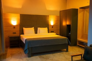Deluxe Room, Balcony | Premium bedding, minibar, in-room safe, desk