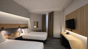 أغطية فراش متميزة وميني بار وخزنة داخل الغرفة ومكتب