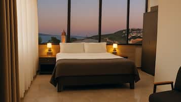 Executive Room | Premium bedding, minibar, in-room safe, desk