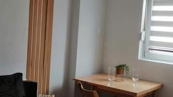 Eenvoudig appartement, balkon, uitzicht op park | Een strijkplank/strijkijzer, gratis wifi