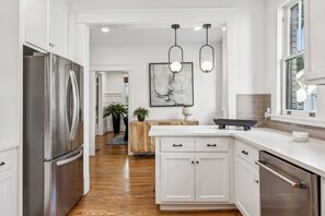 Réfrigérateur, four à micro-ondes, un four, surface de cuisson