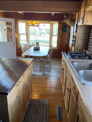 Microwave, stovetop, paper towels - Bear's Den Cabin 2 bd/1ba Leech Lake recreation. Cozy year round cabin. (Walker)