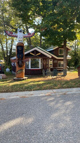 Sleeps 6! Northwoods escape near Walker w/Leech Lake views. Easy Lake access.