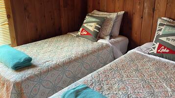 2 間睡房、Wi-Fi (收費)、床單