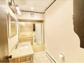 Douche, séchoir à cheveux, serviettes fournies, savon