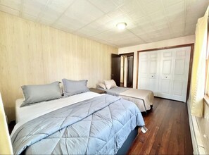 3 habitaciones, tabla de planchar con plancha, wifi y ropa de cama 