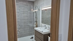 Secadora de cabello, bidet, toallas, jabón 