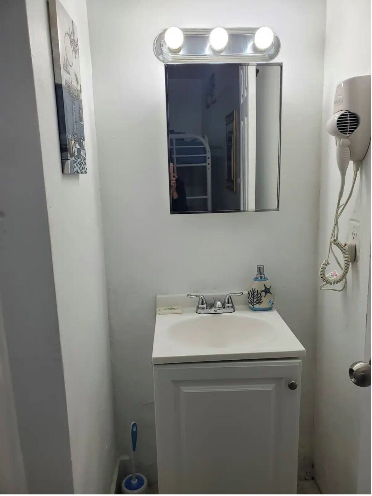 Secadora de cabello, toallas, jabón, papel de baño 