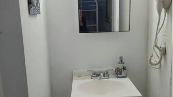 Secadora de cabello, toallas, jabón, papel de baño