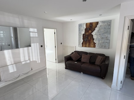 TV. Joel’s place is in the heart of Manchester close to Everywhere 8mins drive to