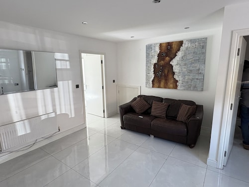 Joel’s place is in the heart of Manchester close to    Everywhere 8mins drive to