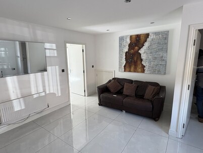 Joel’s place is in the heart of Manchester close to    Everywhere 8mins drive to