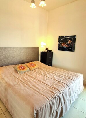 1 chambre, fer et planche à repasser, Wi-Fi, draps fournis
