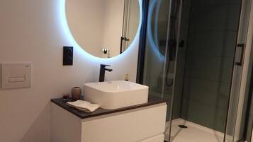 Douche, sĂšche-cheveux, serviettes fournies, savon