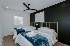 4 quartos, escrivaninha, ferros/tábuas de passar roupa, berço de viagem