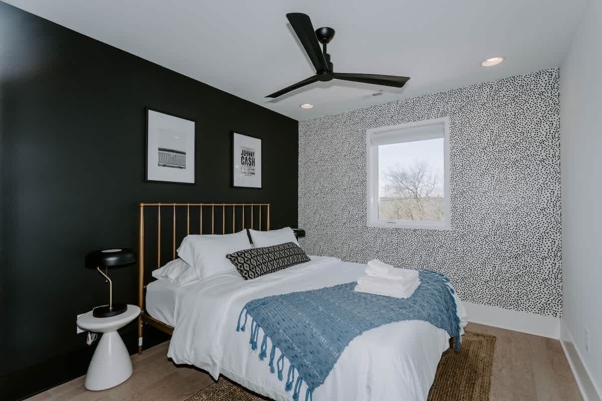 4 bedrooms, desk, iron/ironing board, travel crib