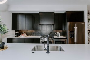 ثلاجة، ميكروويف، فرن، موقد طهي مسطح