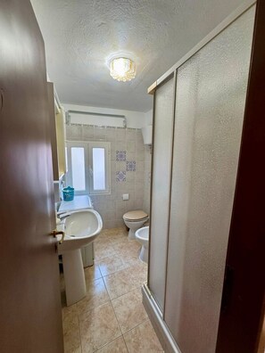Dusche, Haartrockner, Bidet, Handtücher