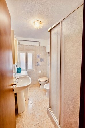 Douche, sèche-cheveux, bidet, serviettes fournies