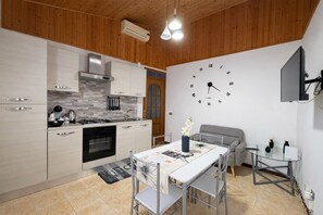 Geladeira, fogão, cooktop, cafeteira/chaleira