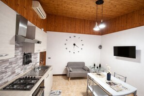 Fridge, oven, stovetop, coffee/tea maker