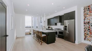 冰箱、微波炉、烤箱、炉灶