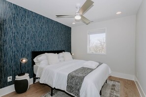 4 makuuhuonetta, työpöytä, silitysrauta/-lauta, vauvan matkasänky