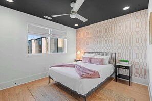 4 slaapkamers, een strijkplank/strijkijzer, reisbedje, gratis wifi