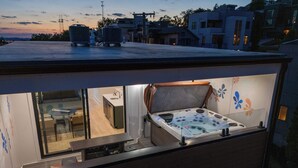 A modern apartment with a rooftop terrace, a kitchen, and a bathroom with a jacuzzi. - Artsy Luxe Nashville Stay |Rooftop Hot Tub & Views (Nashville)