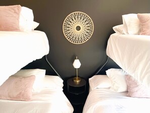 8 dormitorios, escritorio, tabla de planchar con plancha y cuna de viaje