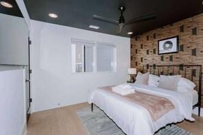 8 camere, una scrivania, ferro/asse da stiro, culla da viaggio