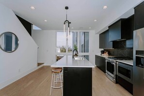 Frigorífico, microondas, horno y placa de cocina