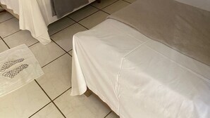 A hotel room with two single beds, a small table, and a tiled floor. - CBN HOTEL (Parauapebas)