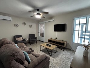 Smart TV, books - Sunny Point House · Boquerón Beach Stay- Familiar-Sleeps 4. 2Bd-1b- Free Parking (Boqueron)
