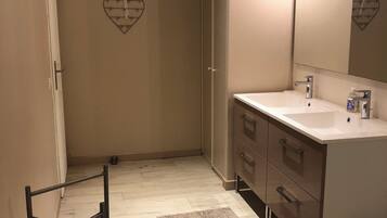 Doccia, asciugacapelli, carta igienica