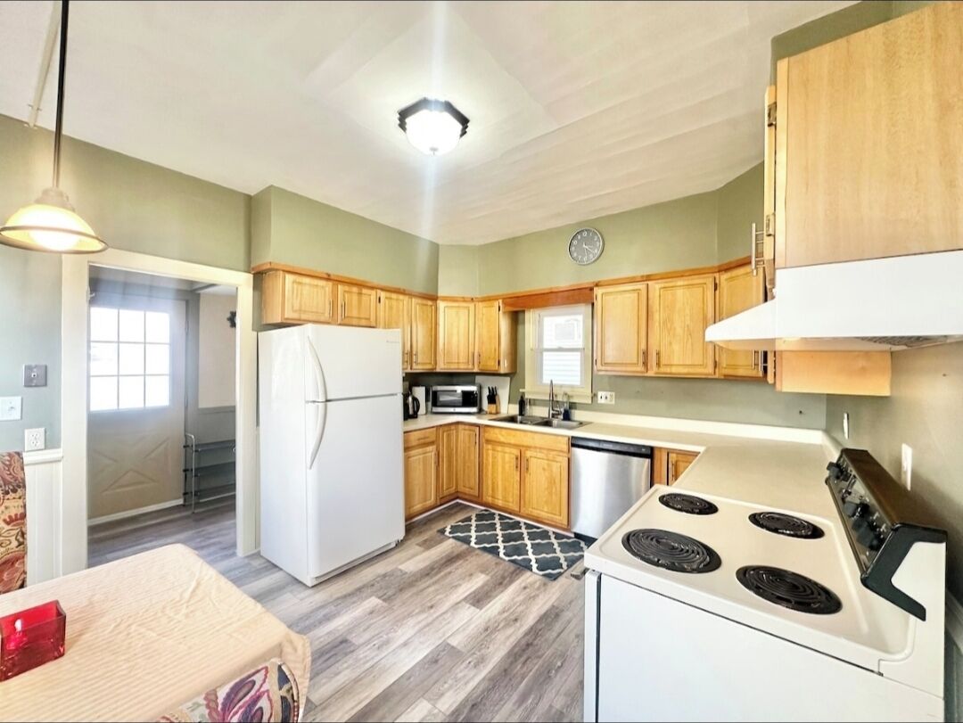 Een microgolfoven, een oven, een kookplaat, een vaatwasser