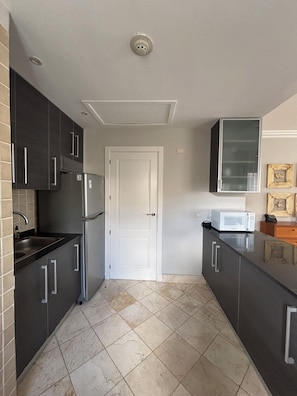 Micro-ondes, four, plaque de cuisson, lave-vaisselle