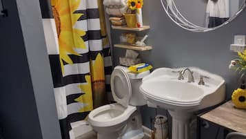 Douche, sèche-cheveux, serviettes fournies, savon