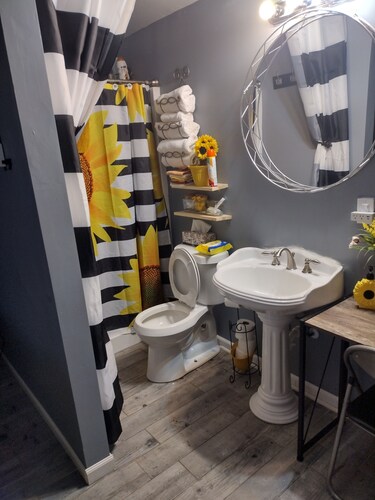 Chic tiny house with 2 bedrooms and 2 bathrooms. Perfect for an overnight stay.