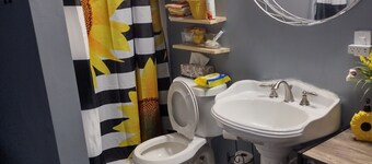 Chic tiny house with 2 bedrooms and 2 bathrooms. Perfect for an overnight stay.