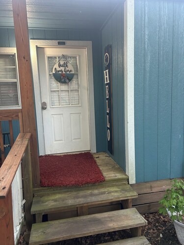 Chic tiny house with 2 bedrooms and 2 bathrooms. Perfect for an overnight stay.