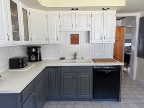 Micro-ondes, four, plaque de cuisson, lave-vaisselle