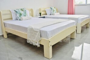 Bureau, espace de travail pour ordinateur portable, Wi-Fi gratuit