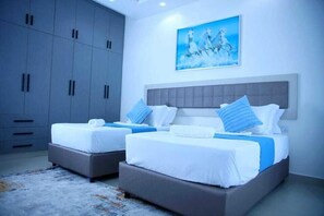 Schreibtisch, laptopgeeigneter Arbeitsplatz, kostenloses WLAN